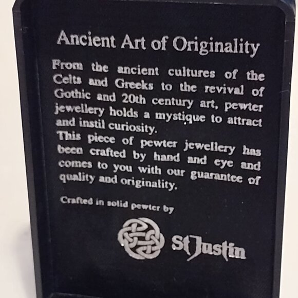 🎬 Vintage Round Pewter Brooch - Picture 6 of 7